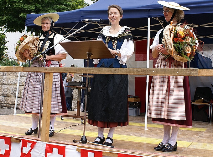 In der Festtagstracht: Sabine Asprion mit Ehrendamen. 
