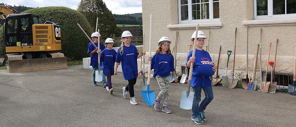 Spatenstich vollbracht: Die Kinder der Primarschule Wahlen führen durch den offiziellen Akt. Fotos: Gaby Walther Spatenstich vollbracht: Die Kinder der Primarschule Wahlen führen durch den offiziellen Akt. Fotos: Gaby Walther