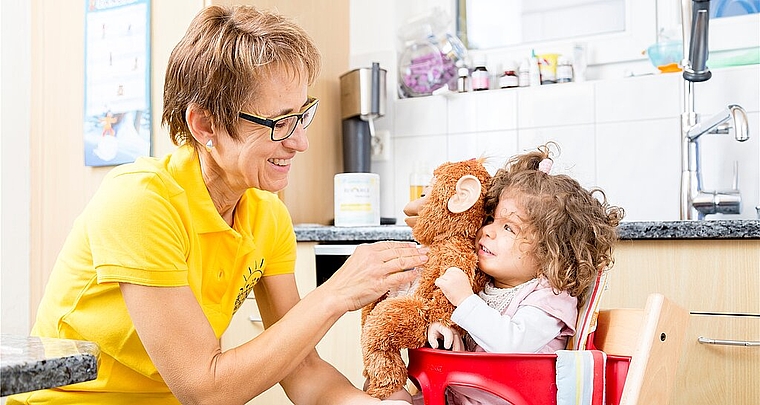 Menschlicher Umgang: Die Pflegefachfrauen wissen, wie sie das Vertrauen der Kleinen gewinnen können. Foto: zvg