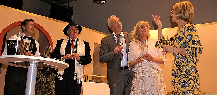 <em>Verlobungsfeier: </em>Diener Johann Ackermann (Vince Nogués), Generaldirektor Albert Tobler (Roger Brencklé), Werbefachmann Dr. Max Hartmann (Bruno Frossard), Hilde, Tochter des Generaldirektors (Pia Frossard-Durrer), und Hausdame Pölsterli (R