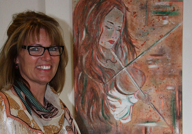 Vernissage: Verena Geissbühler neben dem Bild «Geigenmädchen».   Foto: Gaby Walther