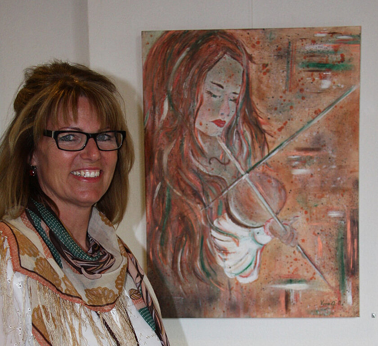 Vernissage: Verena Geissbühler neben dem Bild «Geigenmädchen». Foto: Gaby Walther