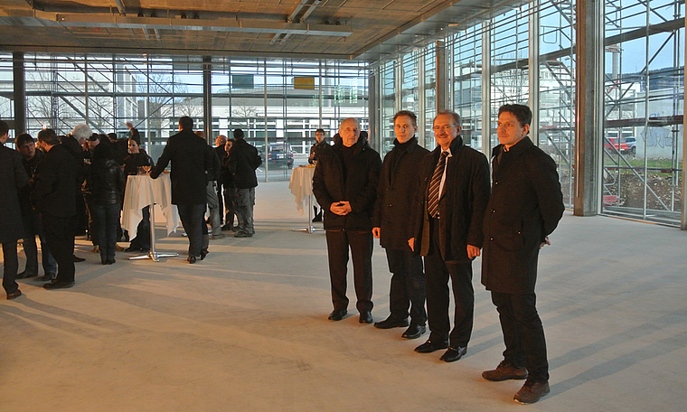 VEBO-Neubau: (v. l.) Gerold Dietrich, Architekt, Andreas Gugger, Werkstattleiter, Martin Plüss, Direktor der Vebo Genossenschaft, Patrick Müller, Projektleiter. Foto: Bea Asper