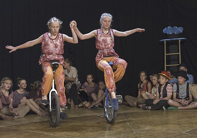 Jugendzirkus Robiano: Zwei Artisten halten die Balance auf dem Rad.  Foto: Christian Jaeggi