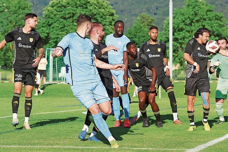 Glück für Aesch: Zuerst prallte der Ball an den ausgestreckten Arm von Leandro Gaudiano (2. v. r.) und von dort an den Pfosten. Ein Tor nach acht Minuten hätte dem Spiel wohl eine ganz andere Dynamik verliehen. Foto: Edgar Hänggi