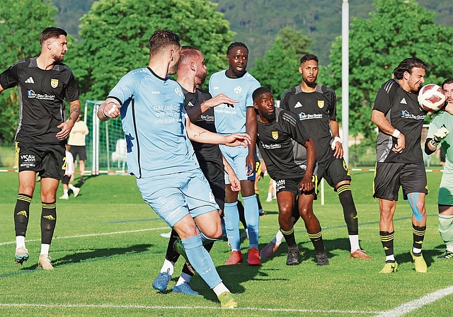 Glück für Aesch: Zuerst prallte der Ball an den ausgestreckten Arm von Leandro Gaudiano (2. v. r.) und von dort an den Pfosten. Ein Tor nach acht Minuten hätte dem Spiel wohl eine ganz andere Dynamik verliehen. Foto: Edgar Hänggi
