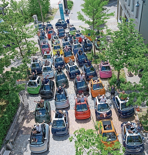 In allen möglichen Farben: Die Micorolinos trafen sich auf dem Primeo-Areal. Foto: zVg