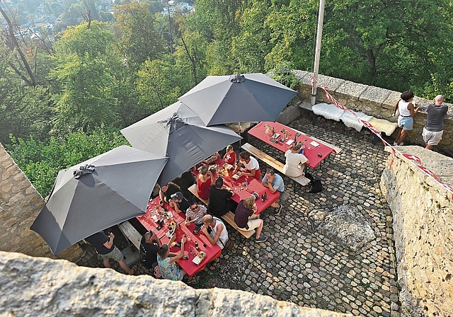 Im Hof der Burg: Am Nationalfeiertag wurden die Gäste mit Speis und Trank verwöhnt. Fotos: Fabian Schwarzenbach