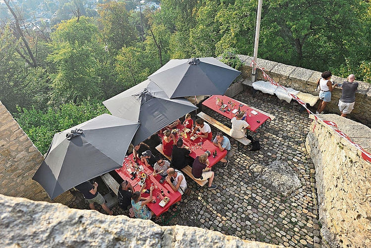 Im Hof der Burg: Am Nationalfeiertag wurden die Gäste mit Speis und Trank verwöhnt. Fotos: Fabian Schwarzenbach Im Hof der Burg: Am Nationalfeiertag wurden die Gäste mit Speis und Trank verwöhnt. Fotos: Fabian Schwarzenbach