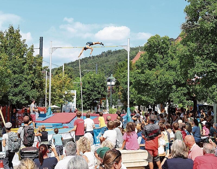 Gebannte Blicke: Dominik Alberto bei seinem Sprung zum Meetingrekord über 5,61 Meter. Foto: Benedikt Kaiser