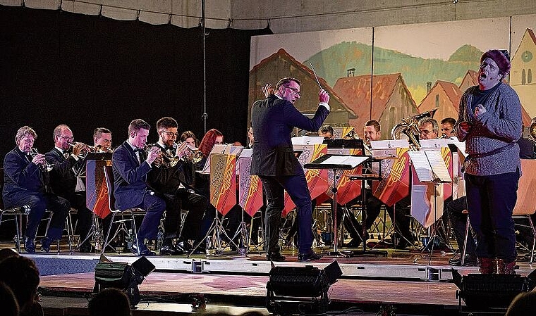 Der Sänger und die Band: Dirigent Christoph Bangerter hat Band und Timothy Löw (r.) unter Kontrolle. Foto: Martin Staub