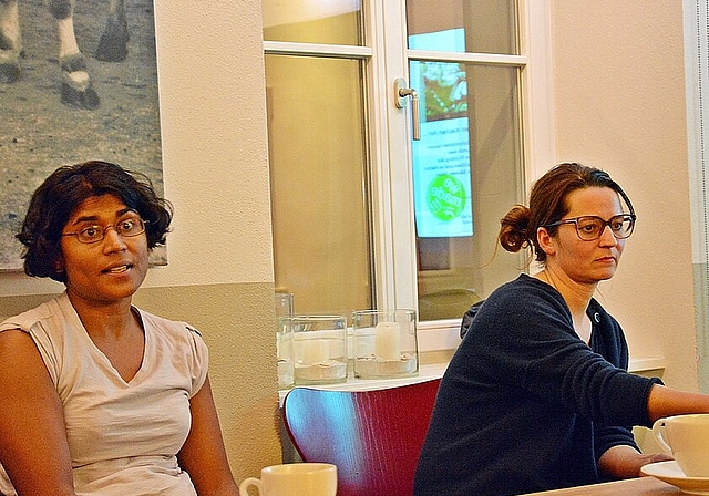 Neue Finanzierung: Rea Eggli von «wemakeit» (rechts) begleitet Projekte,Sarah Zuber machte damit gute Erfahrungen. Foto: Roland Bürki