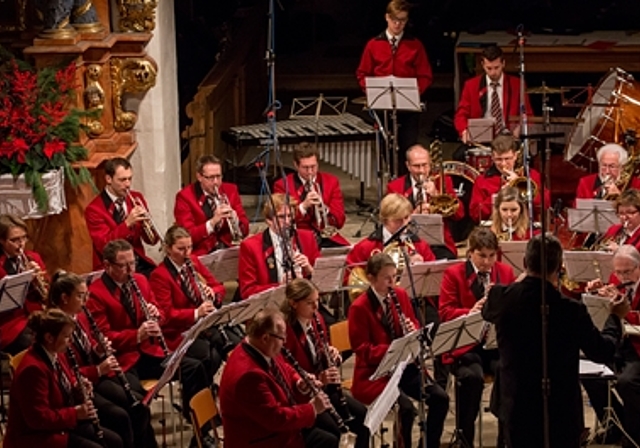 In Rot wie die Weihnachtssterne: Die Stadtharmonie Laufen. Fotos: Martin Staub
