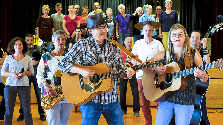 Springsteen-Style: Christoph und Simone Wüthrich von Illuvia geben zusammen mit dem Chor bekannte Songs und Eigenkreationen zum Besten. Foto: Thomas Brunnschweiler