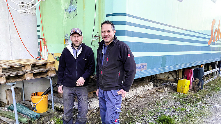 Kreativ und innovativ:  Landwirt und Biogas-Unternehmer Seppi Vögtli (l.) und Markus Stocker, Holzverarbeiter.  Foto: Bea Asper