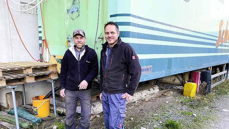 Kreativ und innovativ: Landwirt und Biogas-Unternehmer Seppi Vögtli (l.) und Markus Stocker, Holzverarbeiter. Foto: Bea Asper