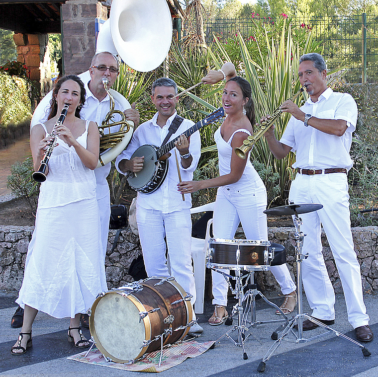 Akustisch wie optisch attraktiv: «Les Jazzticots» aus Südfrankreich. Aurelie Tropez, Jean Marcel Tropez, Stan Laferriere, Déborah Tropez-Laferriere und Jean Pierre Giraud (v. l.). Foto: ZVG