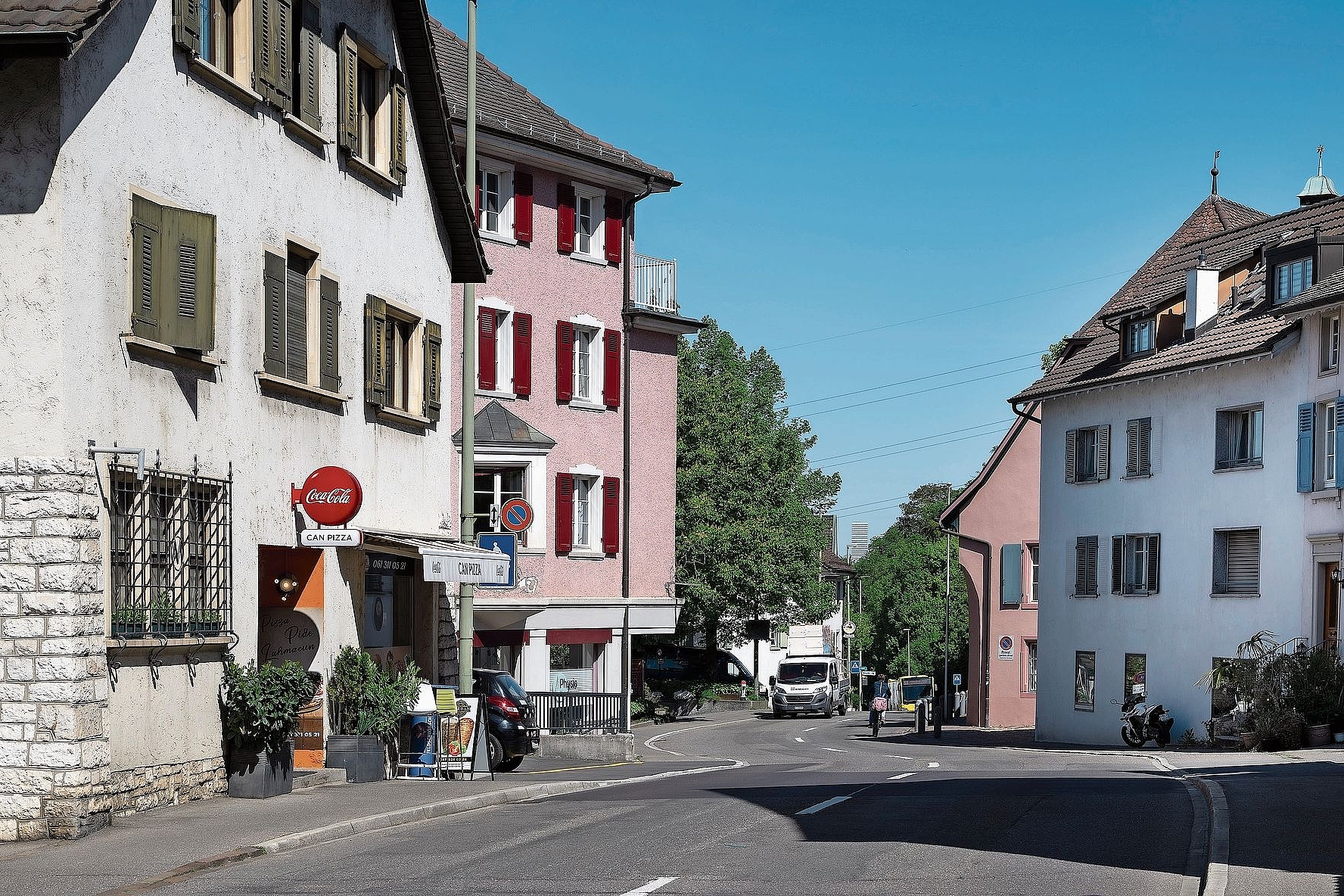 Entlastung des Dorfkerns: Die Kantonshauptstrasse verläuft aktuell noch durch den alten Ortskern von Münchenstein. Foto: Kenneth Nars