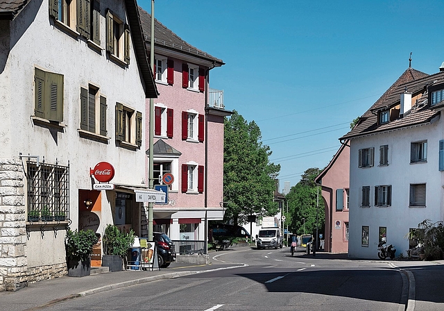 Entlastung des Dorfkerns: Die Kantonshauptstrasse verläuft aktuell noch durch den alten Ortskern von Münchenstein. Foto: Kenneth Nars