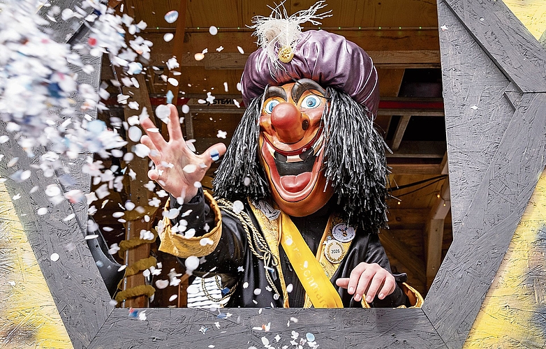 Konfetti: Hin und wieder folgte ein Konfettiregen auf das Sugus. Konfetti: Hin und wieder folgte ein Konfettiregen auf das Sugus.