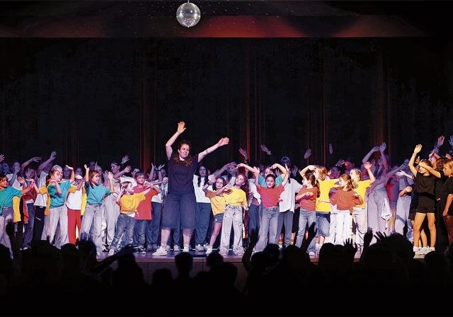 Der Spass steht immer im Vordergrund: Anja Vitorino mit ihrer Nu Riu Dance-Crew. Foto: zvg