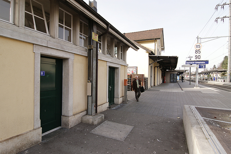 Das stinkt dem Dornacher Gemeinderat: Die SBB möchte die Toiletten am Bahnhof Dornach-Arlesheim von der Gemeinde übernehmen, dafür sollen sie aber nicht mehr kostenlos benutzbar sein.  Foto: Lukas Hausendorf