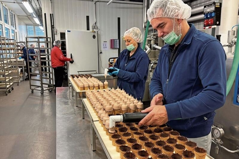 Will gelernt sein: Um mit dem Schlauch die spezifische Spitzform
der Glace-Kugeln hinzukriegen, ist ein spezieller Handgriff nötig.