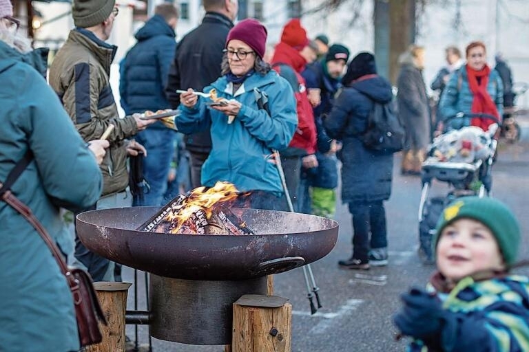 Frostige Temperaturen: Wem kalt war, wärmte sich am Feuer. Fotos: Katja Schmidlin