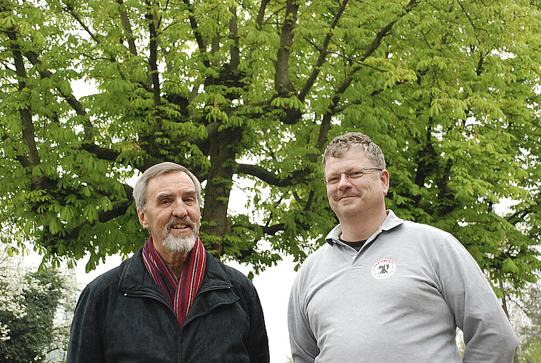 Noch kein Befall: Kurt Waldner und Franz Kottmann vor zwei weiss blühenden Rosskastanien beim Feuerwehrdepot (v. l.). Foto: Th. Brunnschweiler