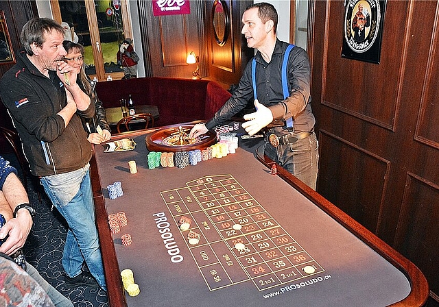 «Faites vos jeux»: Croupier Pascal erklärt, wie das Roulette vom Platzieren der Einsätze über das «rien ne va plus» bis zur Auszahlung der Gewinne läuft. Foto: Roland Bürki