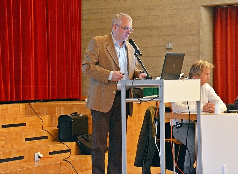 Der Schutz des Grundwassers im Mittelpunkt: Geologe Vlad Giurgea lässt tief in Geologie und Hydrologie blicken. Foto: Roland Bürki