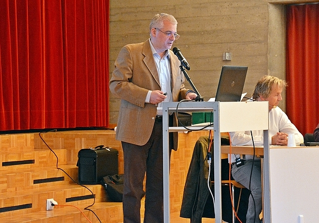 Der Schutz des Grundwassers im Mittelpunkt: Geologe Vlad Giurgea lässt tief in Geologie und Hydrologie blicken. Foto: Roland Bürki