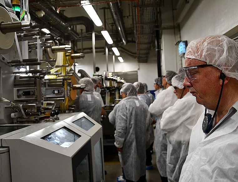 <em>Betriebsbesichtigung: </em>Die CVP-Fraktion des Solothurner Kantonsrates bekam einen Einblick in die Fabrik der Ricola. Foto: Bea Asper