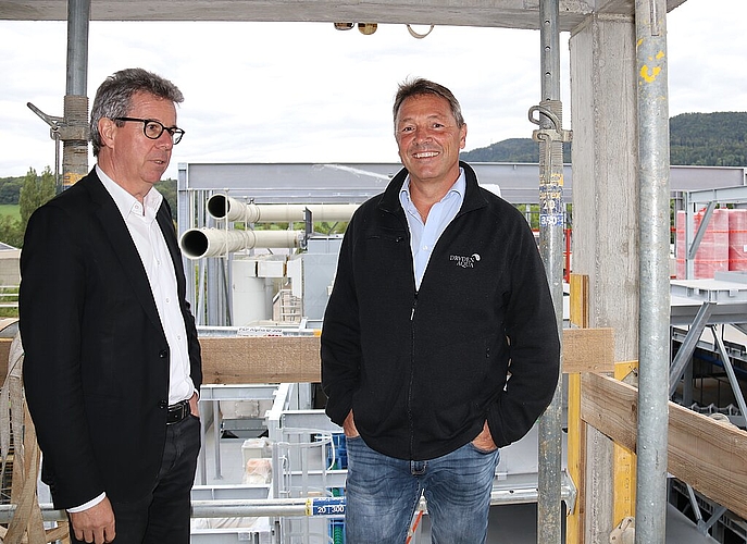 <em>Innovativ: </em>Dominik Graf (r.), Geschäftsführer der Dryden Aqua AG, zusammen mit Architekt Heinz Jeker auf der Baustelle in Büsserach.Fotos: Gaby Walther
