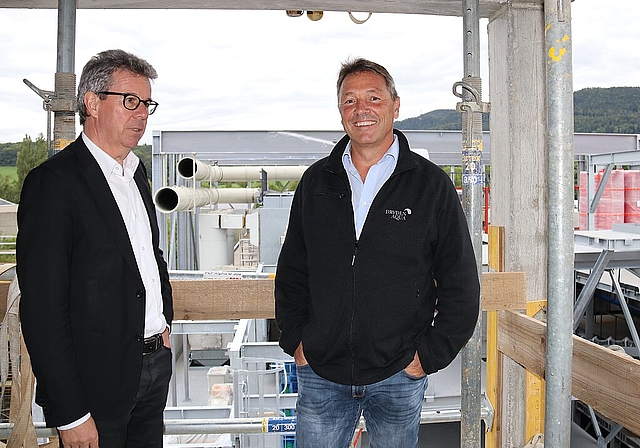 <em>Innovativ: </em>Dominik Graf (r.), Geschäftsführer der Dryden Aqua AG, zusammen mit Architekt Heinz Jeker auf der Baustelle in Büsserach.Fotos: Gaby Walther
