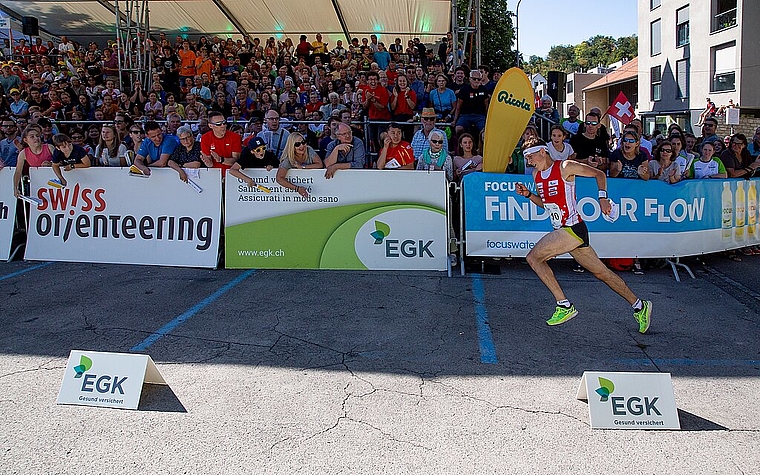 <em>Hochstimmung: </em>Beim Zieleinlauf des Schweizers Tobia Pezzati auf dem Amthausplatz. Foto: Martin Staub