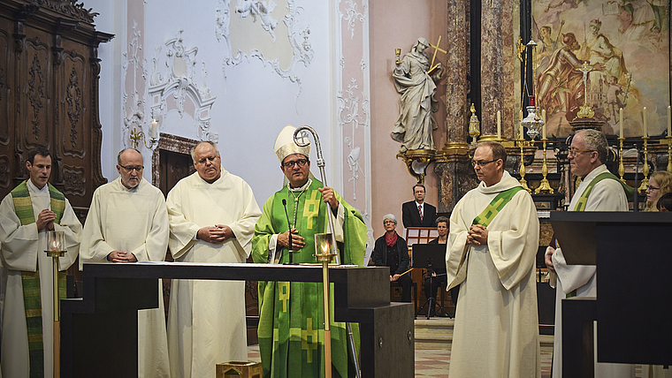 Beim Gottesdienst: (v. l.) Daniel Fischler, Alois Schuler, Thomas Wittkowski, Bischof Felix Gmür (M.) und der neue Leiter des Pastoralraums Birstal, Felix Terrier (ganz rechts). Foto: Bea Asper
