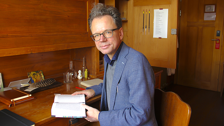 Raus aus dem Alltag, rein in die Ruhe: Richard Buser ist der erste «Aussteiger auf Zeit» – über ein Dutzend Männer und Frauen werden es ihm im Rahmen dieses Kunst- und Kulturprojekts im Kloster Dornach noch gleichtun. Foto: Tobias Gfeller