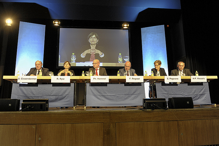 Podiumsdiskussion: Ulrich Giezendanner (Nationalrat SVP), Regula Rytz (NR Grüne), Moderator Phillippe Hammel, Fabio Regazzi (NR CVP), Sabine Pegoraro (Regierungsrätin BL FDP) und Hans-Peter Wessels (RR BS SP).  Foto: AZ Medien/Martin Töngi