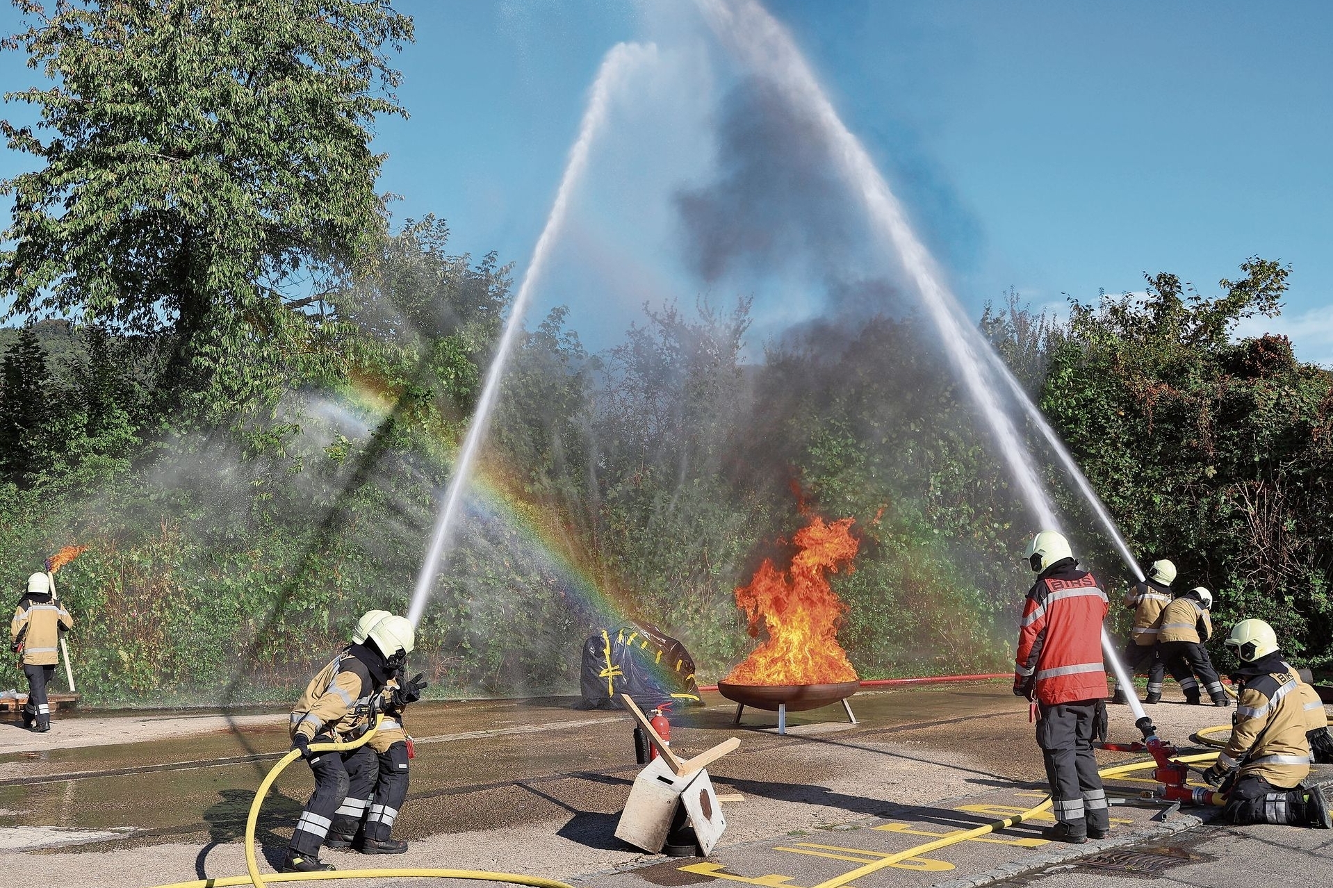 Wasser marsch: Bei der Hauptübung am Blaulichttag in Arlesheim wurde gezeigt,wie die Feuerwehr bei einem Flüssigkeitsbrand vorgeht.Fotos: Florin Bürgler