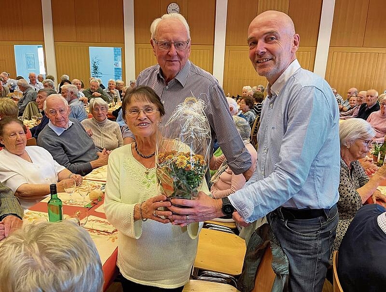 Feierten am 1. Juni ihre diamantene Hochzeit: Gertrud und Hans Aebersold-Ams, beglückwünscht von Gemeinderat