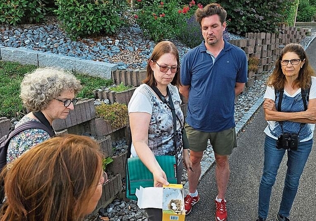 Hatte ein Mauerseglernest mit im Gepäck: Susanna Meyer leitete die Exkursion und gab ihre Begeisterung für diese Vögel weiter. Foto: Melanie Brêchet