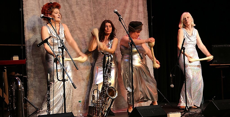 Statt eines Zepters: Knochenmusik. Foto: Gini Minonzio