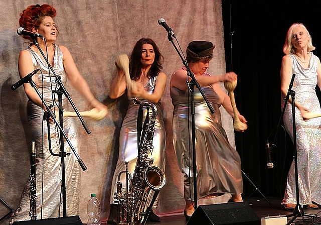 Statt eines Zepters: Knochenmusik. Foto: Gini Minonzio