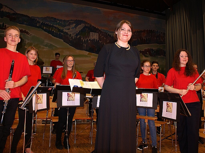 Verdienter Applaus: Jugendmusik Gilgenberg mit Isabelle van Rijs. Fotos: Jürg Jeanloz
