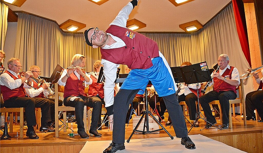 Fit mit böhmischer Musik: «Komm, mach doch mit!», zeigt es Dirigent Markus Semling gleich vor.