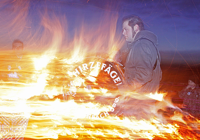 Heiss: Die Hirzefäger machten dem Fasnachtsfeuer Konkurrenz.  Foto: Gini Minonzio