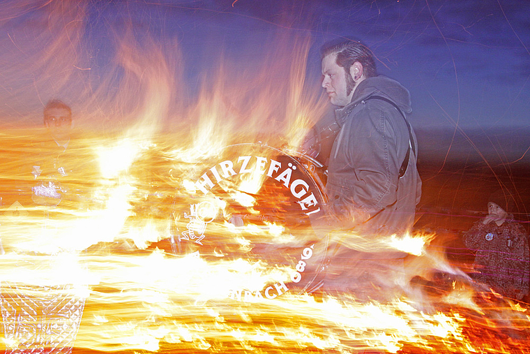 Heiss: Die Hirzefäger machten dem Fasnachtsfeuer Konkurrenz. Foto: Gini Minonzio