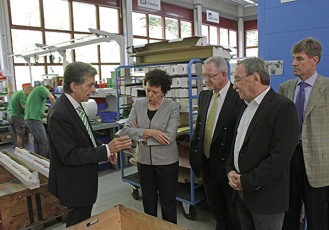 Betriebsführung: Xaver Allemann (l.) zeigt seinen Gästen Details eines Präzisionsschlosses. Regierungsrätin Esther Gassler, Marius Haberthür (Hakama), Max Käsermann (Forum Regio Plus) und Marc Pfister (Stebler+Co.) (v. l.) zeigen Interesse. Fot