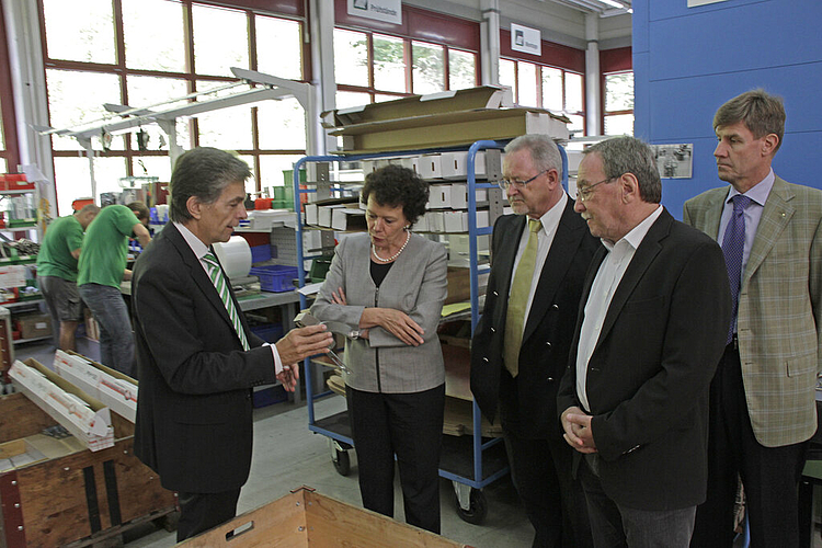 Betriebsführung: Xaver Allemann (l.) zeigt seinen Gästen Details eines Präzisionsschlosses. Regierungsrätin Esther Gassler, Marius Haberthür (Hakama), Max Käsermann (Forum Regio Plus) und Marc Pfister (Stebler+Co.) (v. l.) zeigen Interesse. Fotos: Martin Staub
